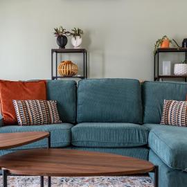 Elegant 2BR Top Floor Apt w/ Parking, Hotel in Engomi