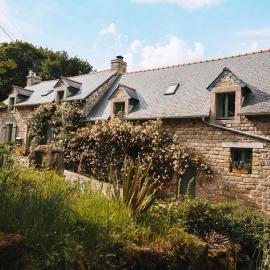 La Kahana - cottage paisible, jardin fleuri & permaculture, hotel i Lescouët-Gouarec