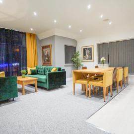 Entire Building- 3 Premium Apts - sleeps 24 - Central Thatcham -Groups & Parties