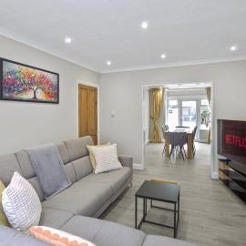 Bright Modern House Near London Links & Studios