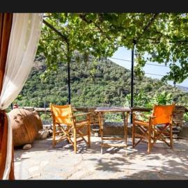 Mountain Stone Rooms, hotel en Maries