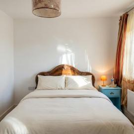 Quiet Three-Bedroom Home in Stewartby with Ensuite and Workspace