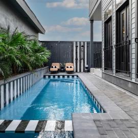 Designer Home 1 Block to magazine Heated Pool&Spa