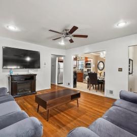 Spacious 3BDR, 2 FREE Parking Space, 8min to Train Station, 30 mins to NYC, Near EWR, hotel a Bayonne