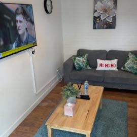 Two-bedroom house with a workspace in Basildon, hotel in Nevendon