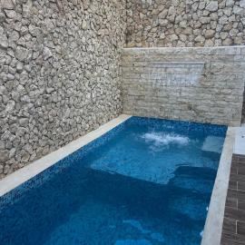 Viesnīca 3 bedrooms home one block from the beach with pool, very central location pilsētā Progreso