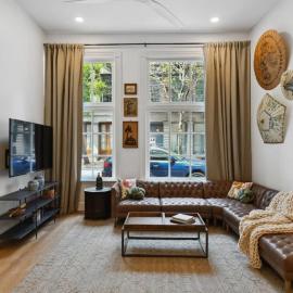 Stylish CBD Condo Suite Walk to French Quarter, hotel in New Orleans