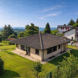 Viesnīca I Tre Fratelli Ad Arona 4BR, garden, jacuzzi, lake pilsētā Ghevio
