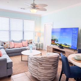 Luxury Water View Condo Near Disney | Walk to Dining, hotel in Davenport