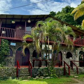 Posada Turística Rocas De Cabo Marzo, hotel u gradu 'Bahía Solano'