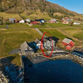Seahouse with shoreline in Kalvåg, Hotel in Frøya