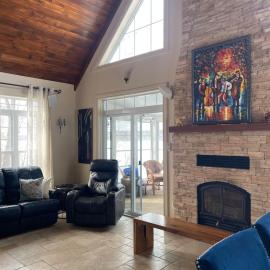 Waterfront Retreat with Spa and Maisonette，Papineauville的飯店