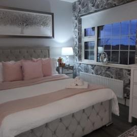 Dernvale House -Double Room - sleeps 2, hotelli kohteessa Mullinderg
