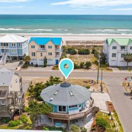 Charming 2-bedroom home in Topsail Beach, perfect for family getaways!, hotel in Topsail Beach
