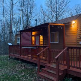 The Self-Care Tiny Cabin, hotel in Parsons