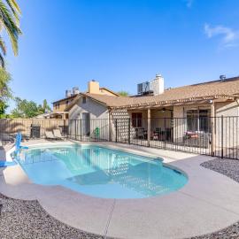 Family Desert Gem! 2 Mi to Chandler Fashion Center, hotel i Chandler