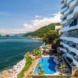 Modern condo with ocean views, rooftop infinity pool & central AC