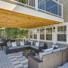New England Cottage! Water Views & Decks, hotel Lakeside városában