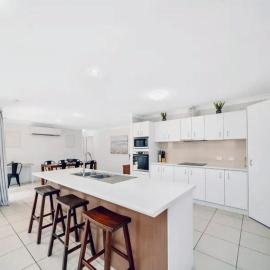 Sandstone Pt Pet friendly 4-bedroom home, hotel a Sandstone Point