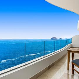 Luxury bayfront condo with amazing views, pool & spa
