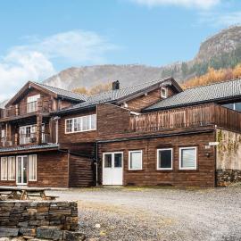 10 Bedroom Amazing Home In Ølen, hotel en Ølen