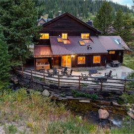 Slopeside River Front Chalet I HotTub I Firepit I Views I Game Room I Bunks I Discounted Attractions