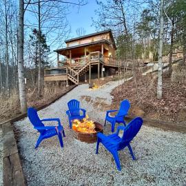 Muir's Retreat - Hot Tub - Pet Friendly - Private - Located Just Minutes from Nada Tunnel, hotell i Stanton