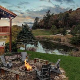 On The Rocks - RRG - Hot Tub - WiFi - Private Pond, hotel em Campton