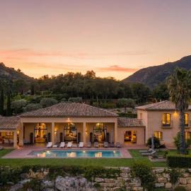 Villa Azura 5 BR in a private residence, hotel en Grimaud
