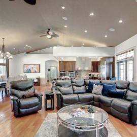 Coulee Estate - Hot Tub, Pool Table, Sleeps 10, hotelli kohteessa Drumheller