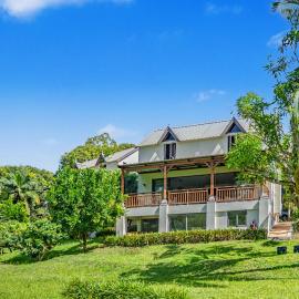 Chamarel Hilltop, 2BR Modern Villa, L'Albizia, hotel di Chamarel