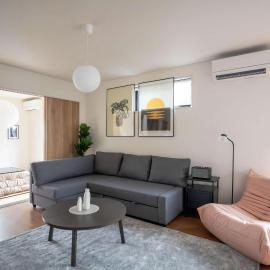 Bright 4BR Home in Ozu Sleeps 11 by Restavio，大洲的飯店