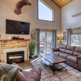 5 Miles from Mt- Rushmore with private hot tub, hotel in Keystone