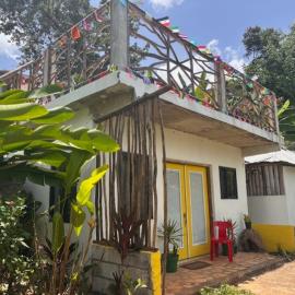 Bungalow, 2-minute walk to Bob Marley Museum, hotel v destinaci Stepney