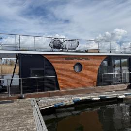 Urlaub im schwimmenden Ferienhaus, mitten in der Natur, hotel a Kützkow
