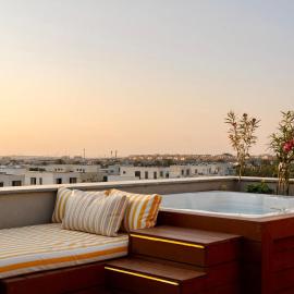 VELORA - Sodic Penthouse with jacuzzi & big terrace over New Cairo view، فندق في New cairo