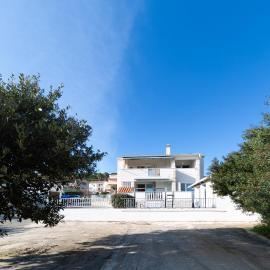 Seafront Suites Maja، فندق في فيس