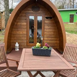 Nr 5 Camping Pod mit Terrasse und Seeblick, hotel in Langenbernsdorf