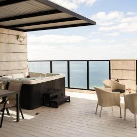 Luxury Penthouse w Jacuzzi & Sea View l Mamad, hotel u gradu Bat Jam