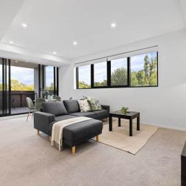 Bright & Comfy 2B2B with 2 parkings in Lyneham, hotel in Turner