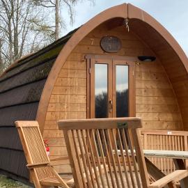 Nr 6 Camping Pod mit Terrasse und Seeblick, hotel in Langenbernsdorf