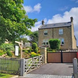 House Sleeps 12 with Parking and Garden