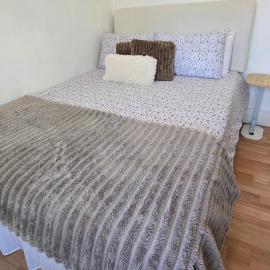 The Urban Nest - cozy shared room, in south west London