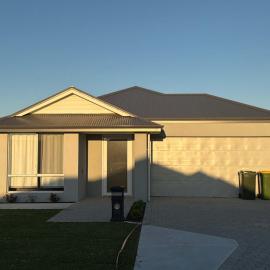 Dudley Park Getaway with ensuite in each bedroom، فندق في Coodanup