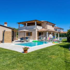 Pool and Fun Villa Stella Klarici- Happy Rentals, hotel v destinaci Butkovići