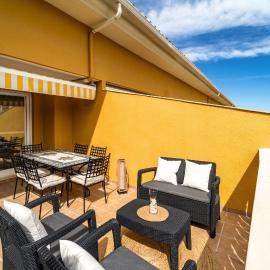 Attic Duplex Apartment with 4 terraces & 5 min walk to Beach, מלון בדניה