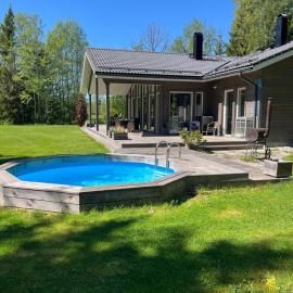 Justi Holiday House, hotel v destinácii Alliklepa