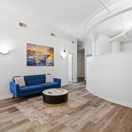 Spacious 2BR Downtown Indy Skywalk, Free Garage Parking, Convention Center, Stadium, hotelli kohteessa Indianapolis