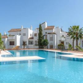Spacious 6-bed Apartment in Marina de la Alcaidesa, hotel in La Alcaidesa