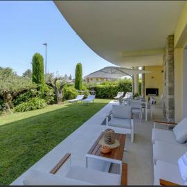 Luxury Apartment with Pool & Private Garden, hotel in Sirmione